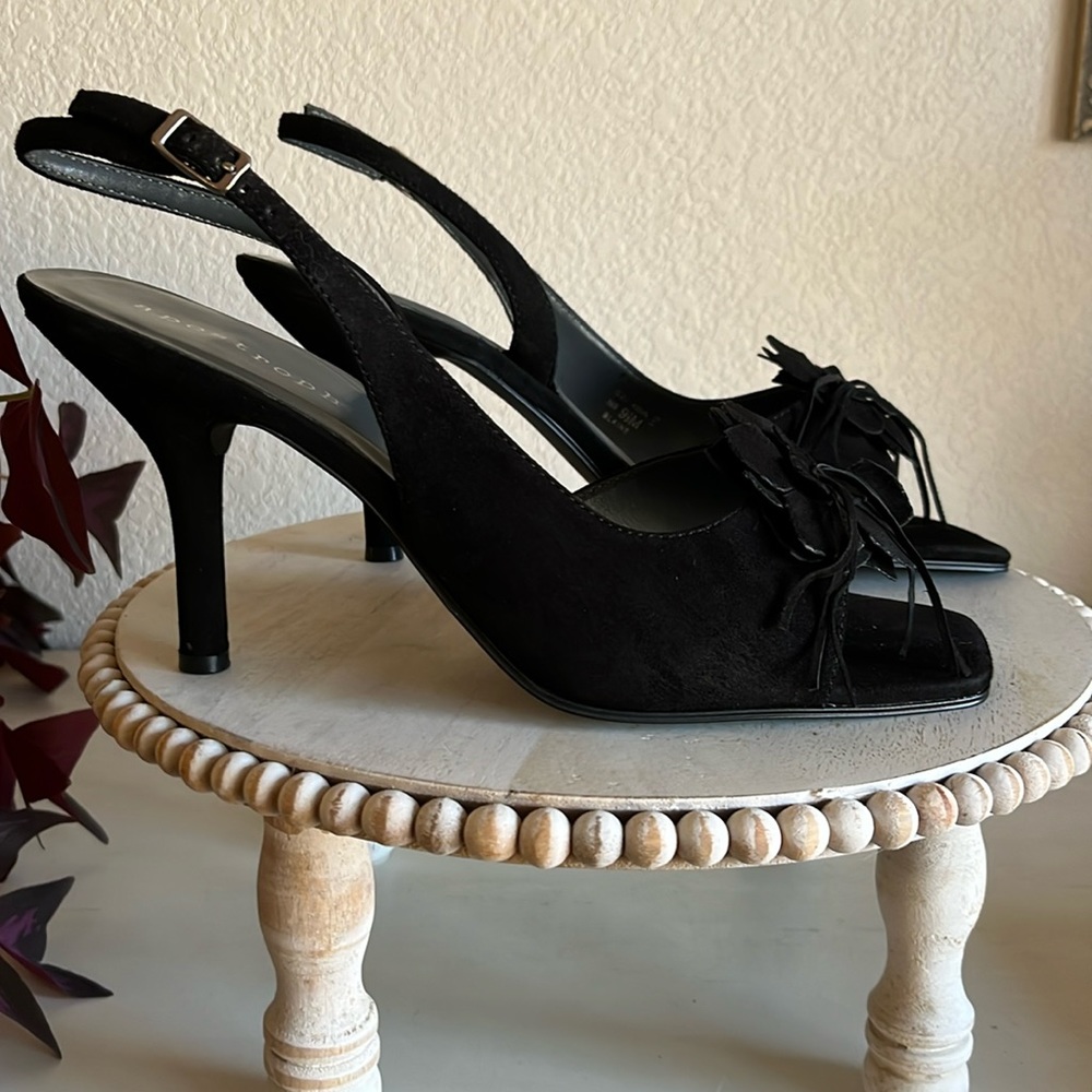 Apostrophe sueded fabric dress heel with flower detail